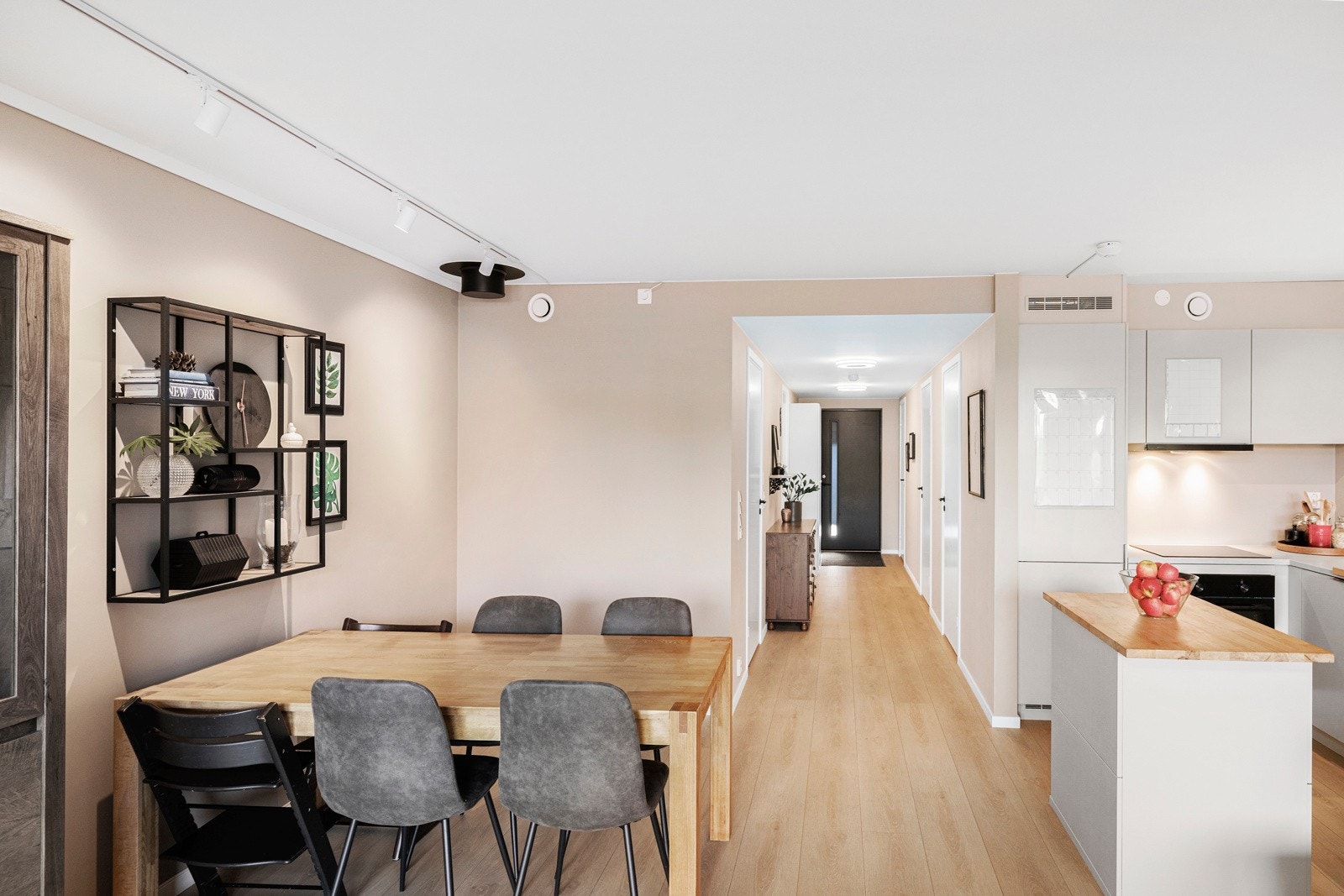 Leiligheten er delikat innredet med laminat på gulv og slette flater på vegger og himlinger - alle i tidsriktige farger. Galleribilde