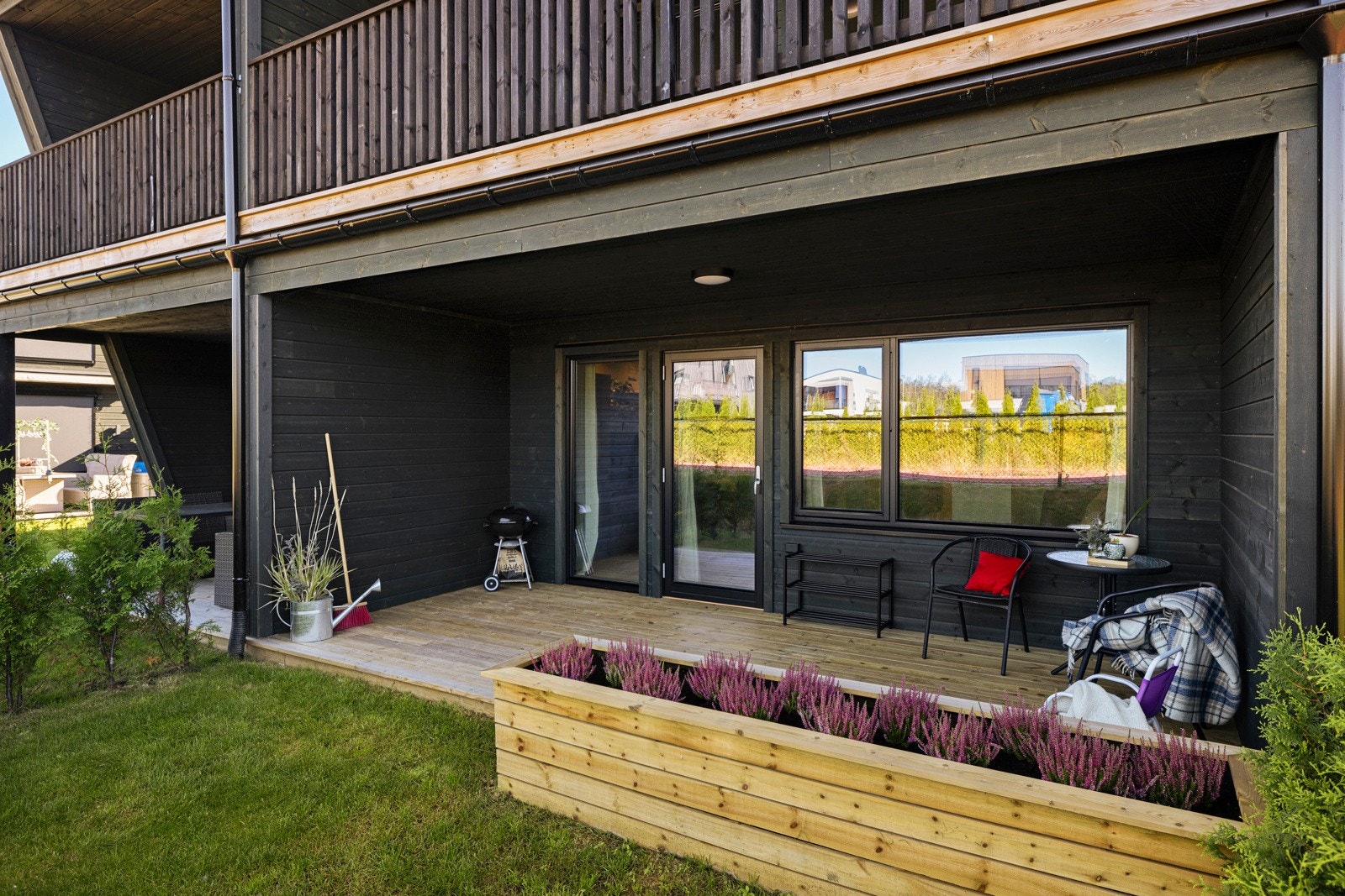 Fra stua er det utgang til en flott terrasseplatting hvor fine sommerdager kan nytes. Galleribilde