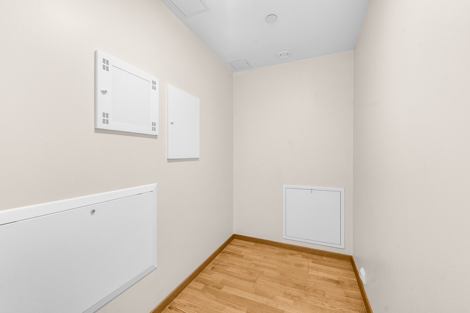 Innvendig bod på ca. 5 kvm, videre er det to utvendige boder med totalt areal på 6 kvm. Galleribilde