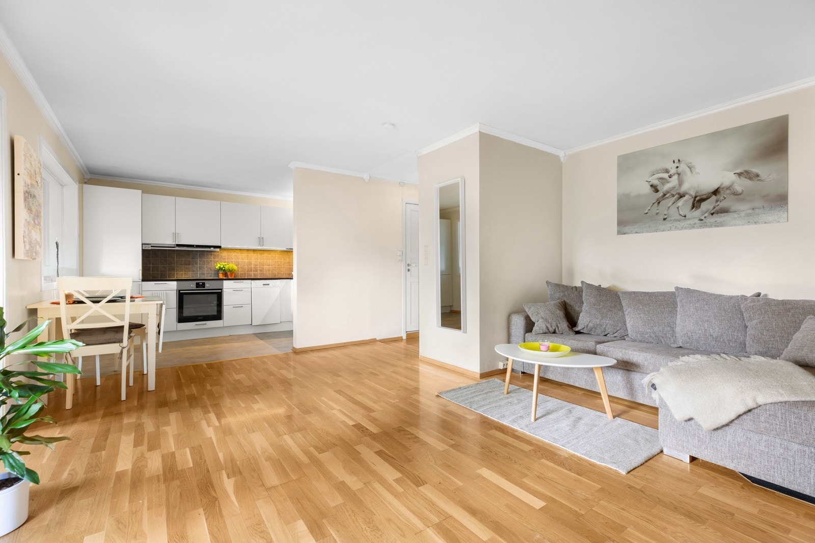 Leiligheten har åpen kjøkken og stue løsning. Galleribilde