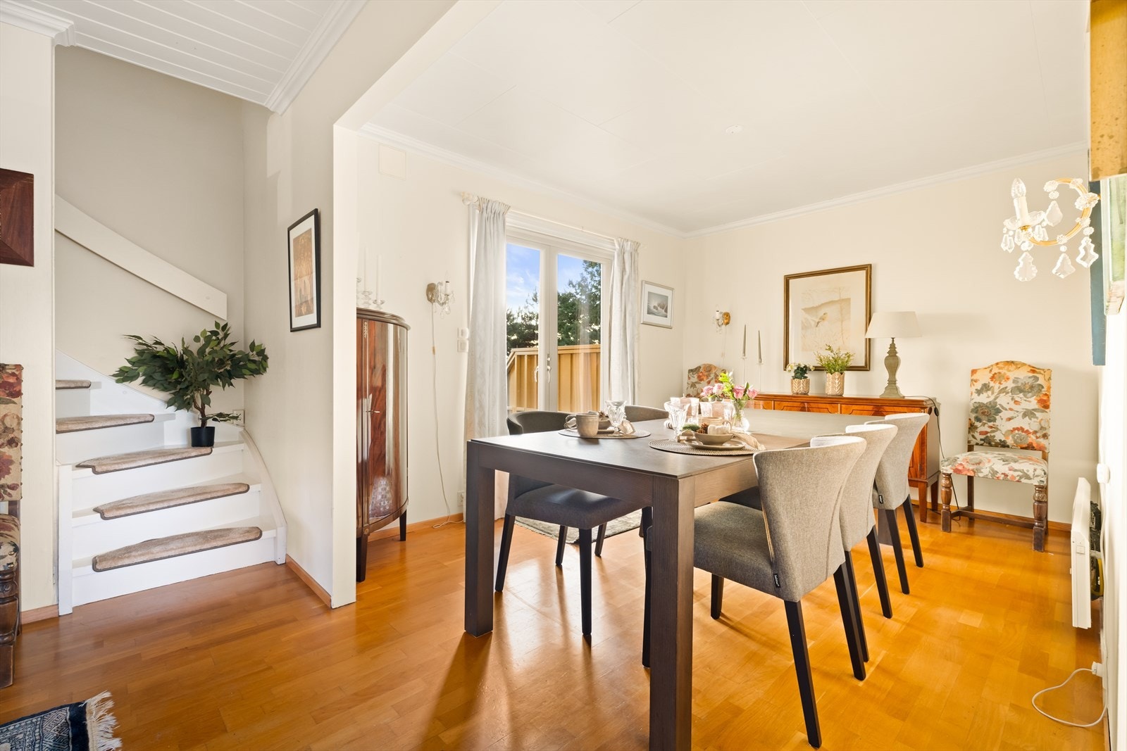 Lys og romslig spiseplass med god plass til stort spisebord Galleribilde