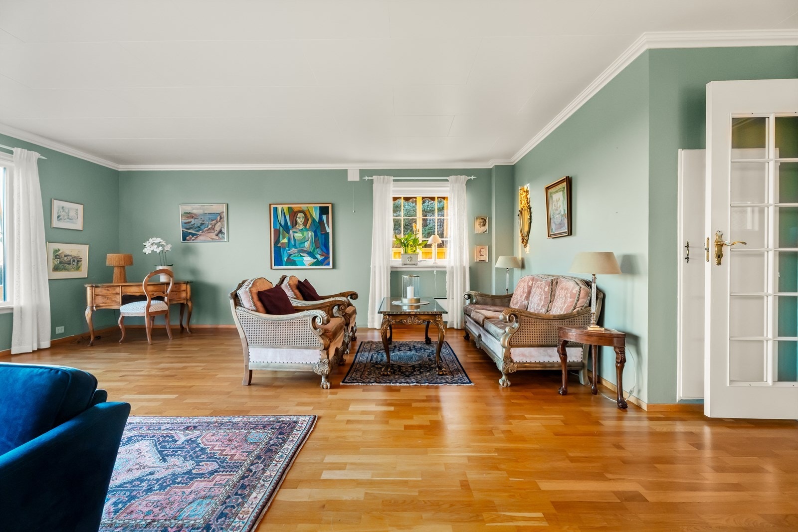 Stuen har et behagelig uttrykk med fine materialvalg og mye dagslys Galleribilde