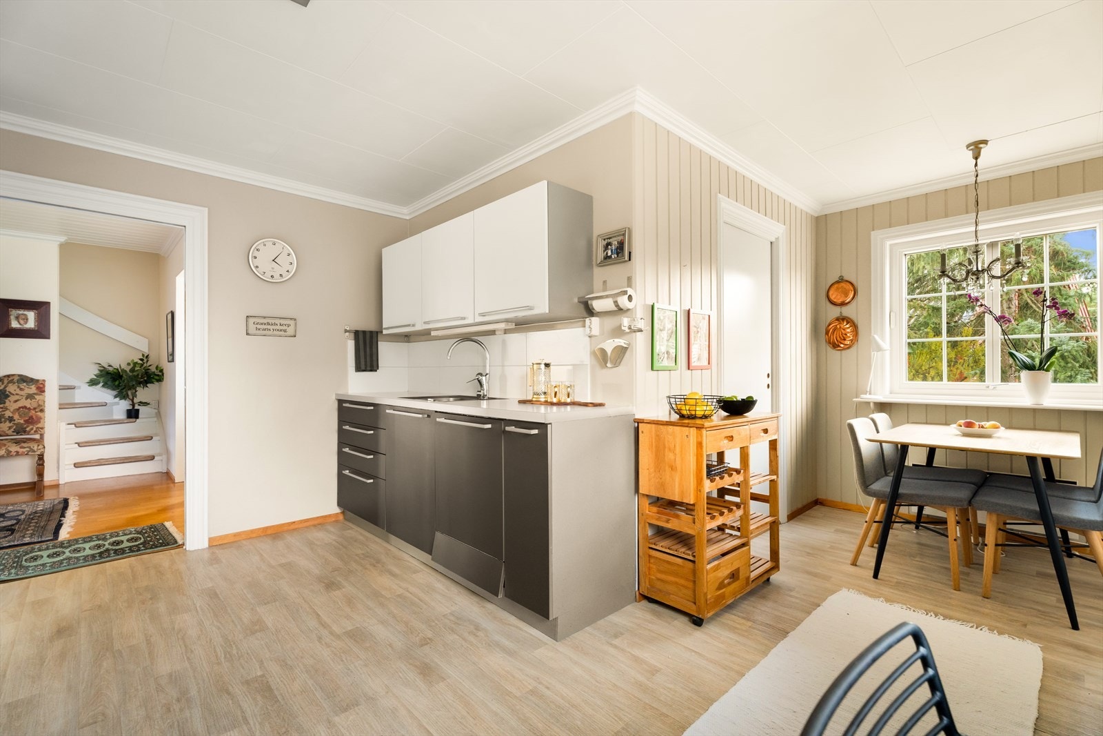 Pent og praktisk kjøkken med god arbeidsflate og integrerte hvitevarer Galleribilde