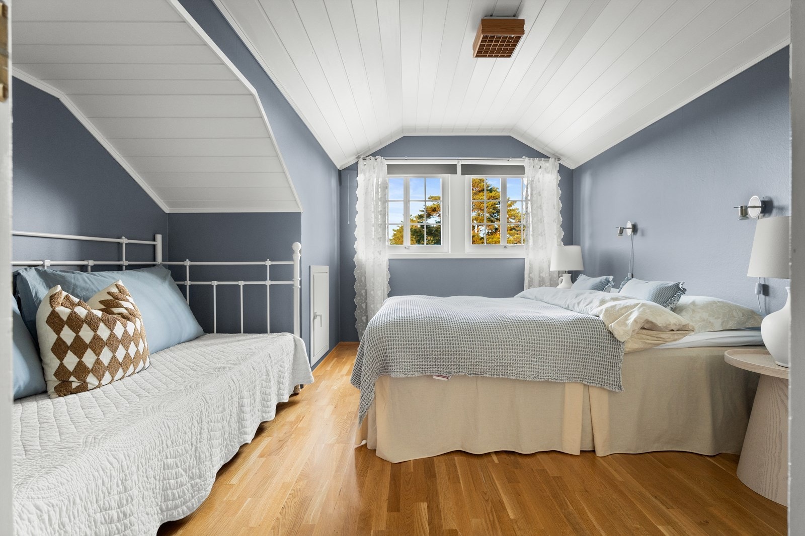 Soverom med gjennomgående fine materialvalg og god romfølelse Galleribilde