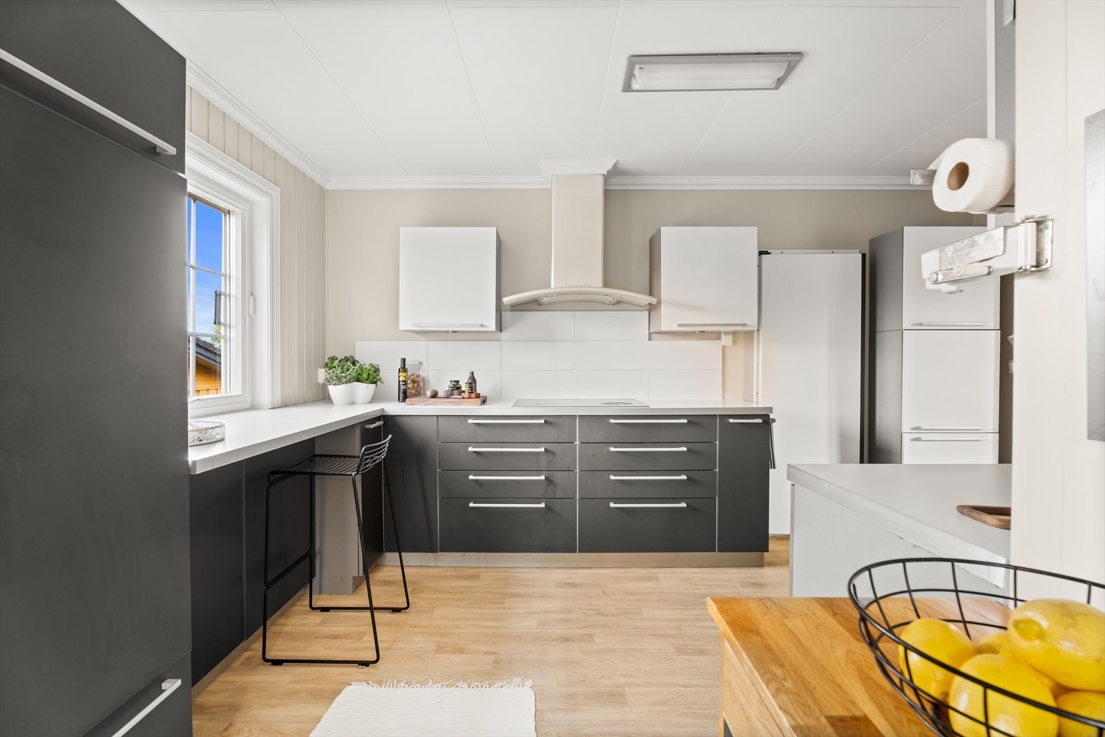 Godt planlagt kjøkken med effektiv arbeidsflyt Galleribilde