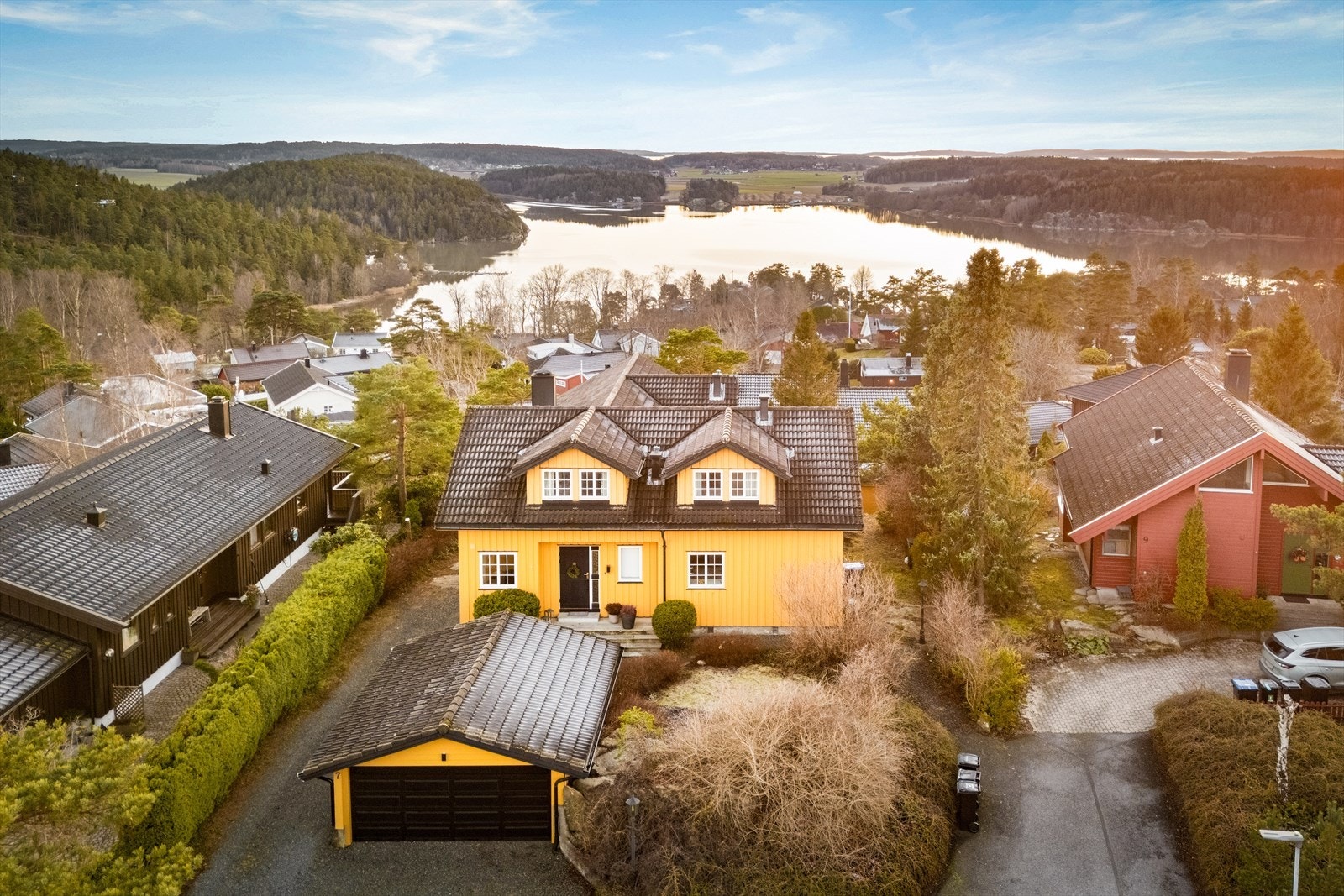Boligen ligger høyt og fritt uteplassen er skjermet og solrik Galleribilde