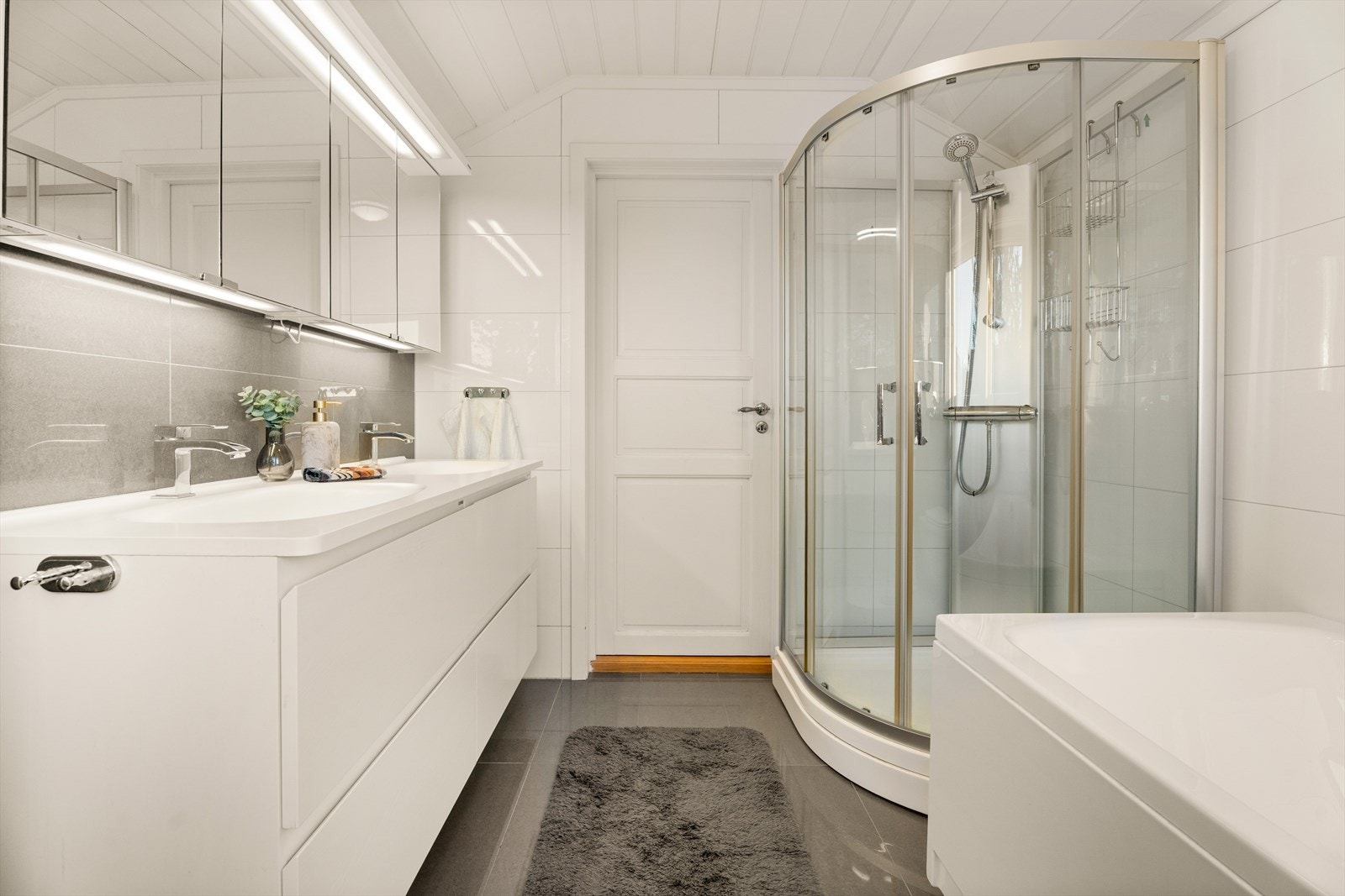 Moderne baderom med god oppbevaringsplass Galleribilde