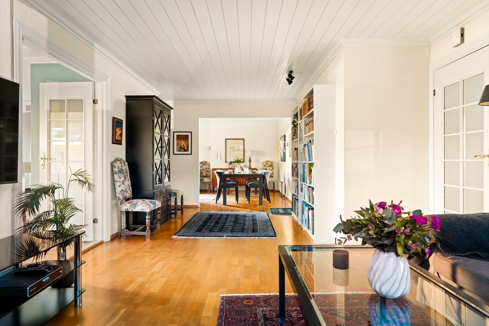 En praktisk og koselig tilleggsstue med lys og romslig spiseplass Galleribilde