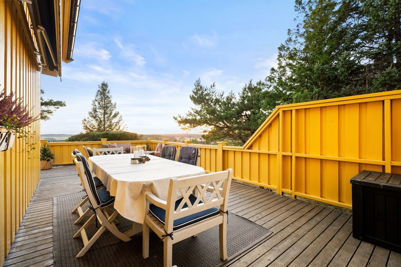 Terrassen er perfekt for grilling, avslapning og sosiale sammenkomster Galleribilde