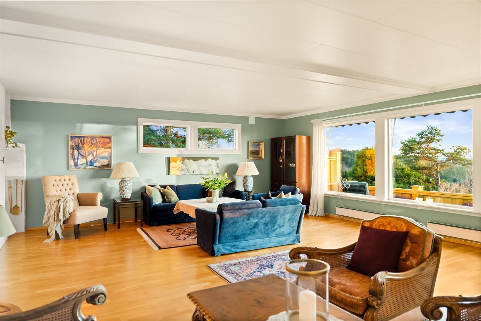 Store vinduer slipper inn rikelig med naturlig lys Galleribilde