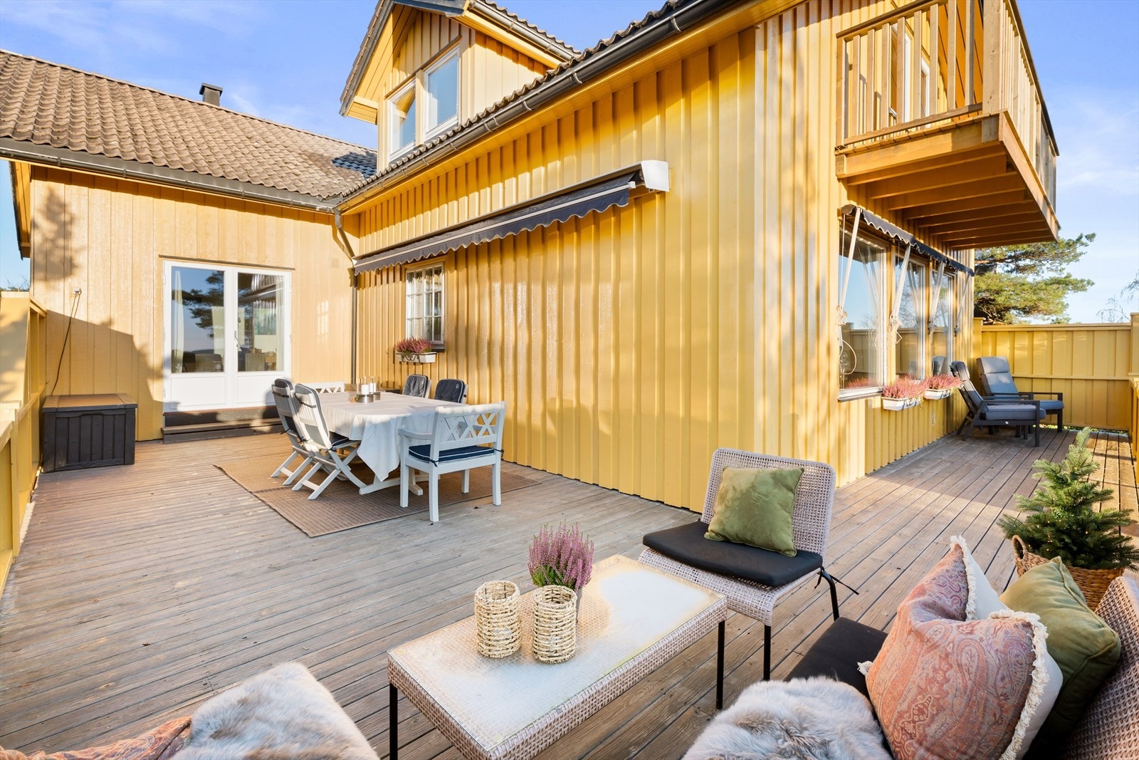 Privat uteplass med god plass til både spise- og loungesone Galleribilde