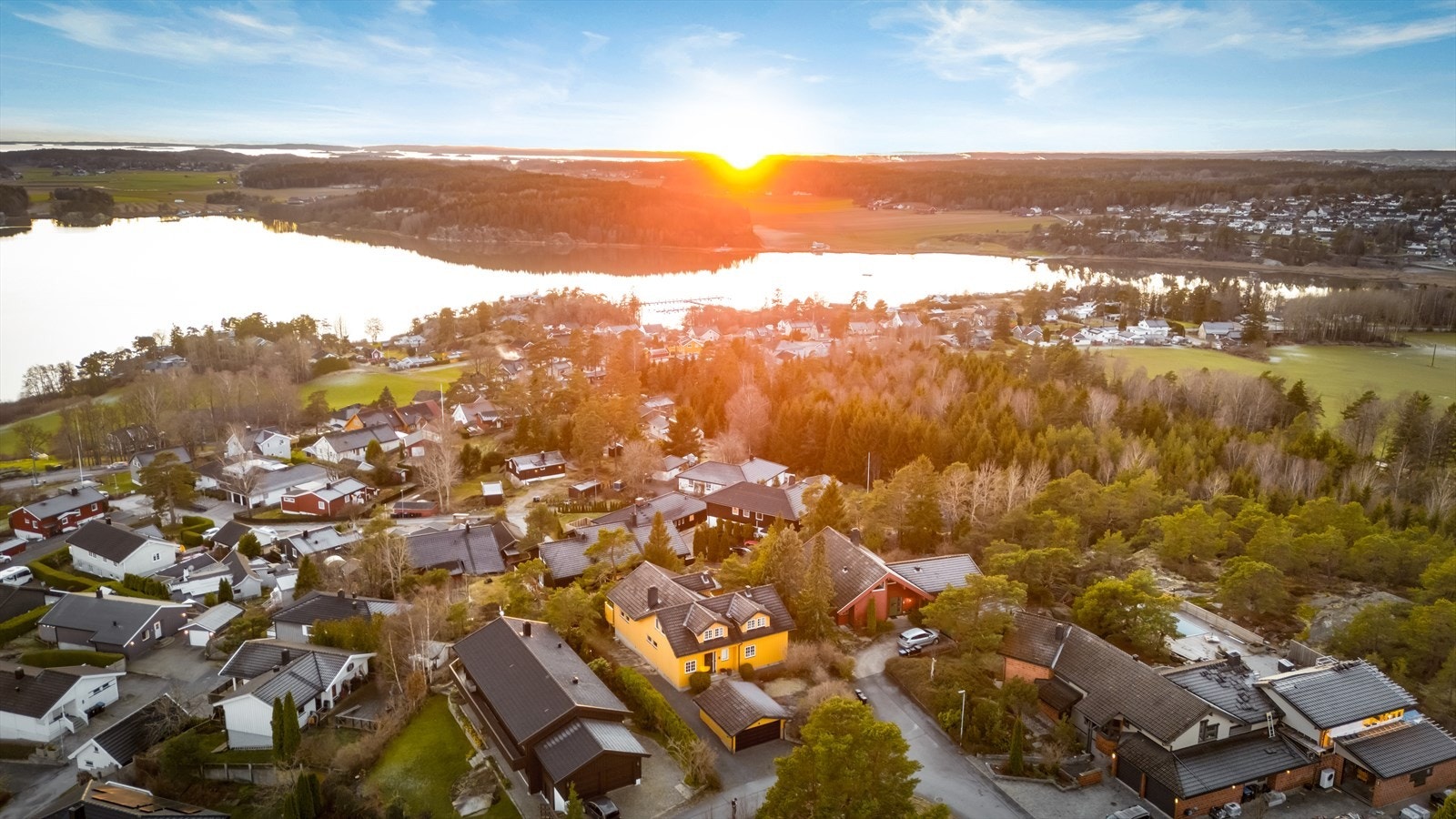 Boligen ligger høyt og fritt - uteplassen er skjermet og solrik Galleribilde
