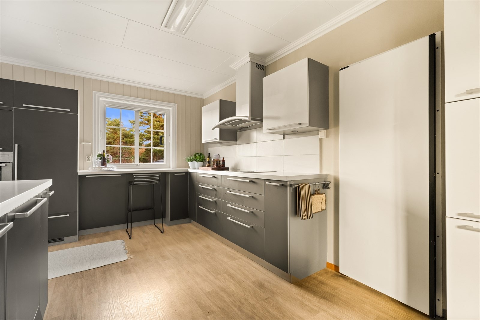 Oversiktlig og velholdt kjøkken med alt du trenger i hverdagen. Galleribilde