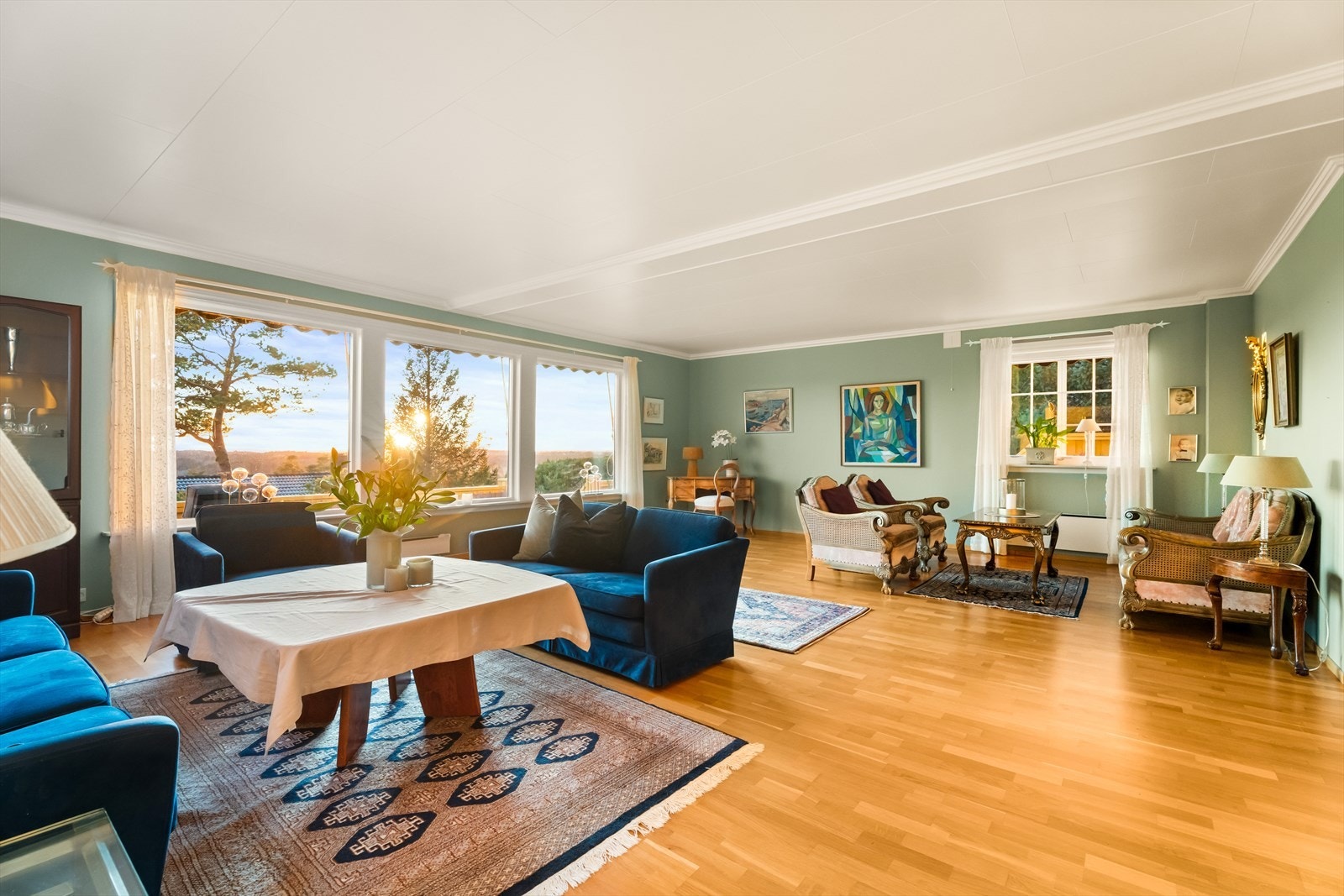 Hjemmets naturlige samlingspunkt med utsikt og gode lysforhold Galleribilde