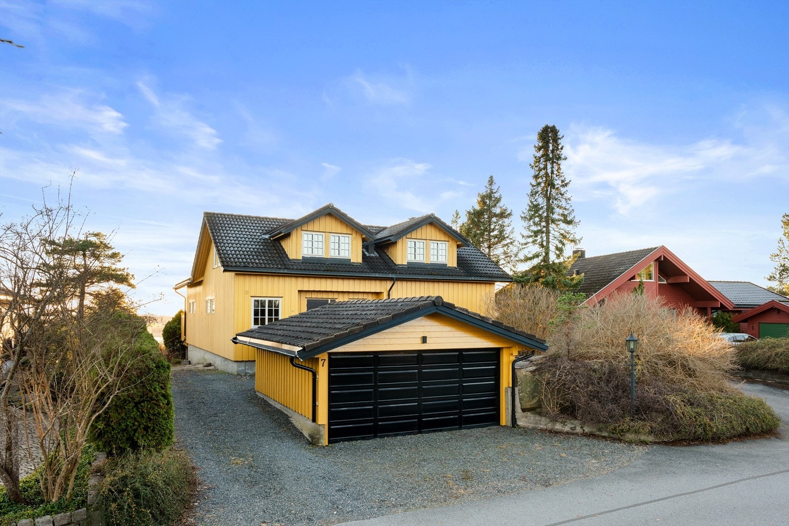 Gode parkeringsmuligheter i både garasje og på egen tomt Galleribilde