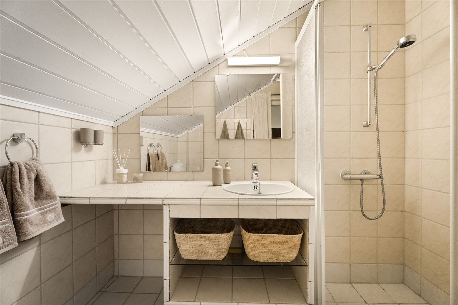 Baderom med fliser på gulv og vegg Galleribilde