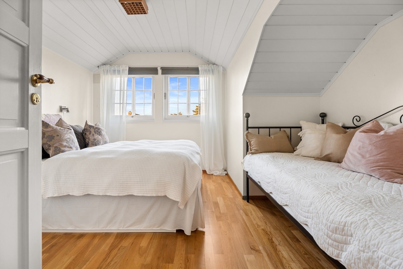 Lyst soverom med pene overflater og rolig atmosfære Galleribilde