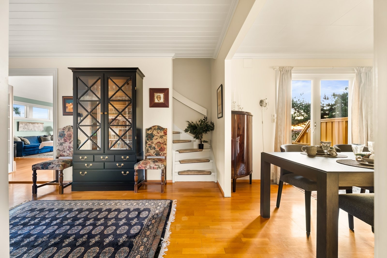 Sjarmerende mellomstue med plass til både sittegruppe og dekor Galleribilde