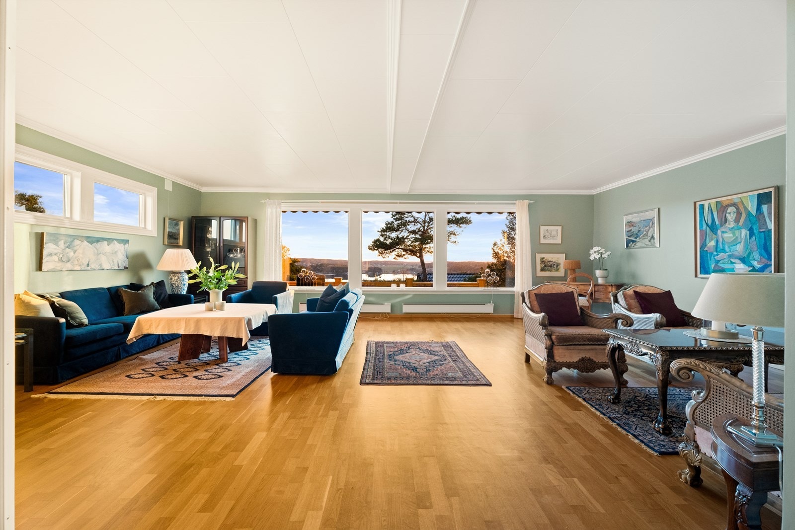 Stuen har en varm og behagelig romfølelse med god takhøyde Galleribilde