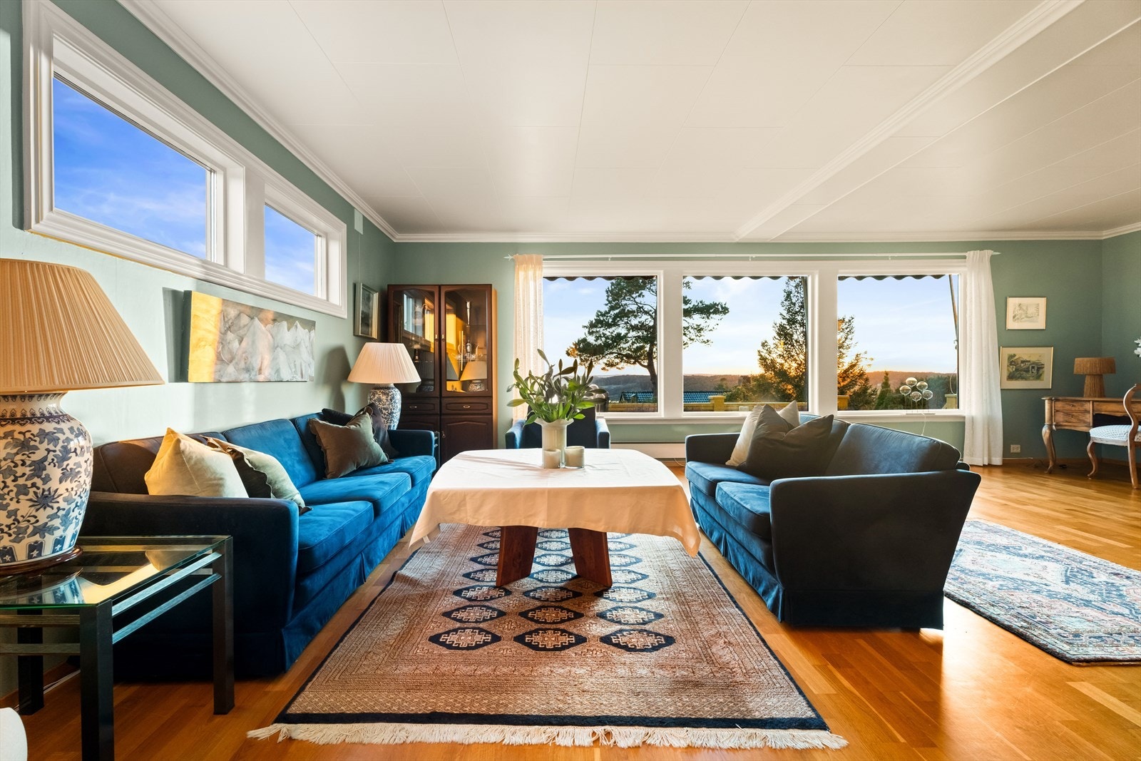 Stort stuerom med pen eikeparkett og lyse overflater med naturlig lys Galleribilde