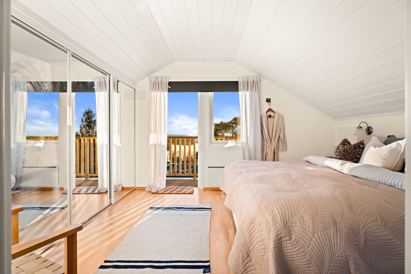 Stort hovedsoverom med plass til både seng og garderobeløsning Galleribilde