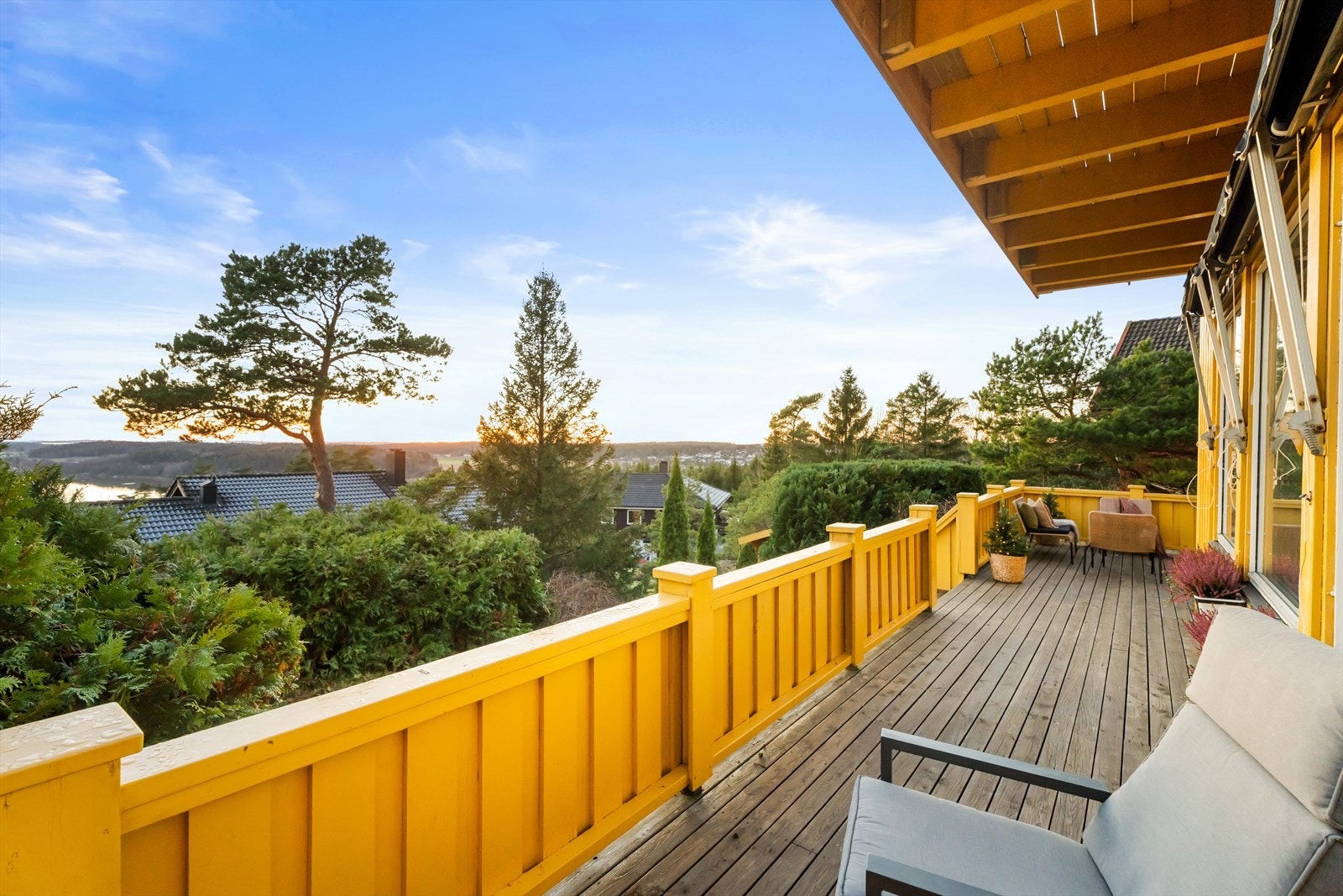 Utsikt fra terrassen mot sjøen og nærområdet Galleribilde