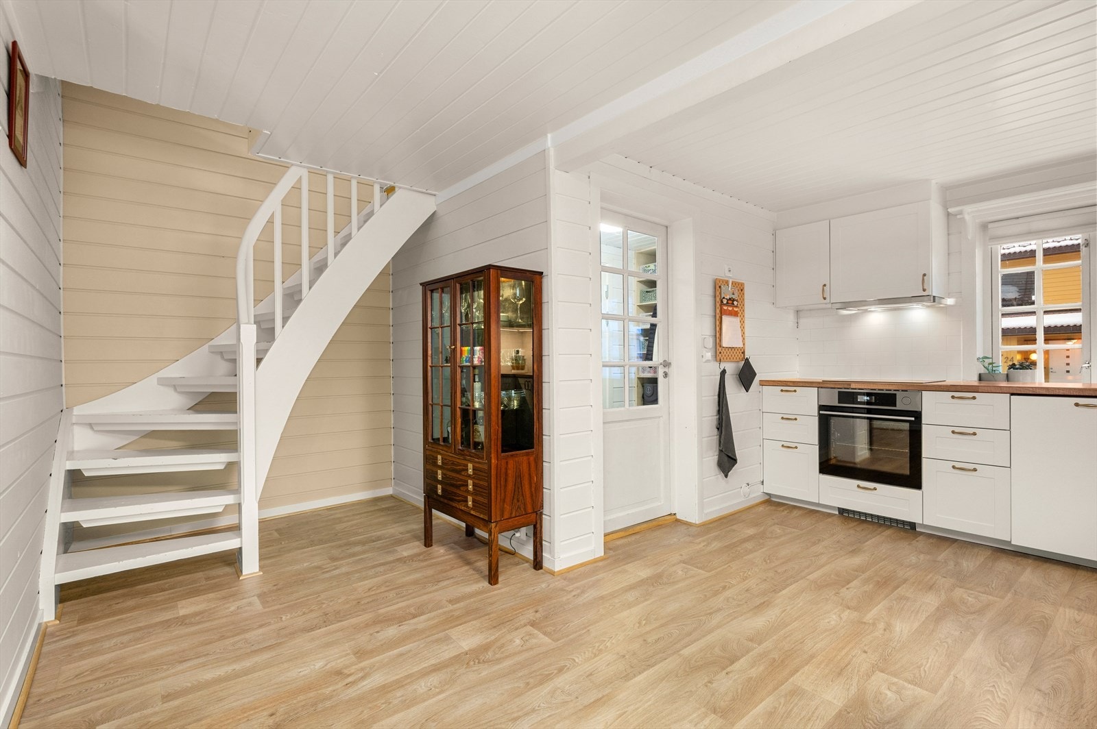 Fra stue/kjøkkenarealet har man direkte tilgang på en trapp som tar deg opp til leilighetens andre plan. Galleribilde