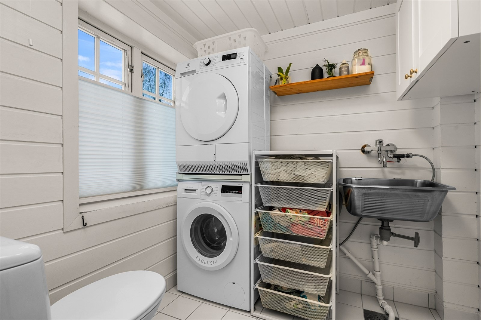 Praktisk vaskerom i 1. etasjen med toalett og opplegg for vaskemaskin og tørketrommel, samt utslagsvask. Galleribilde