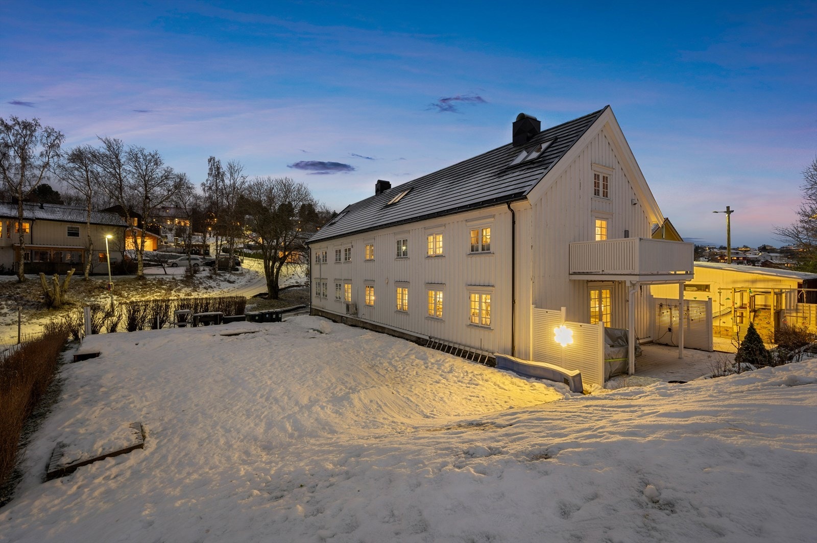 Her får du en attraktiv og sjelden 3-roms leilighet over to plan + innredet loft med stort potensialet. Galleribilde