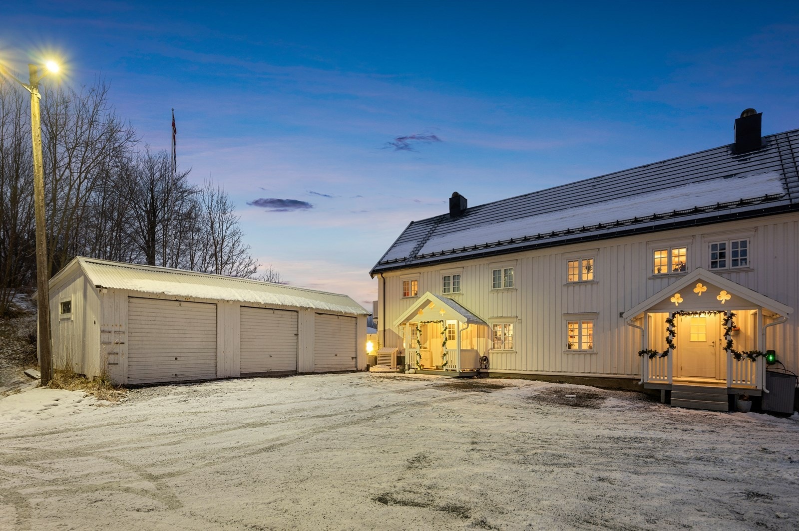 Det følger med en fast garasjeplass + utvendig biloppstillingsplass. Galleribilde