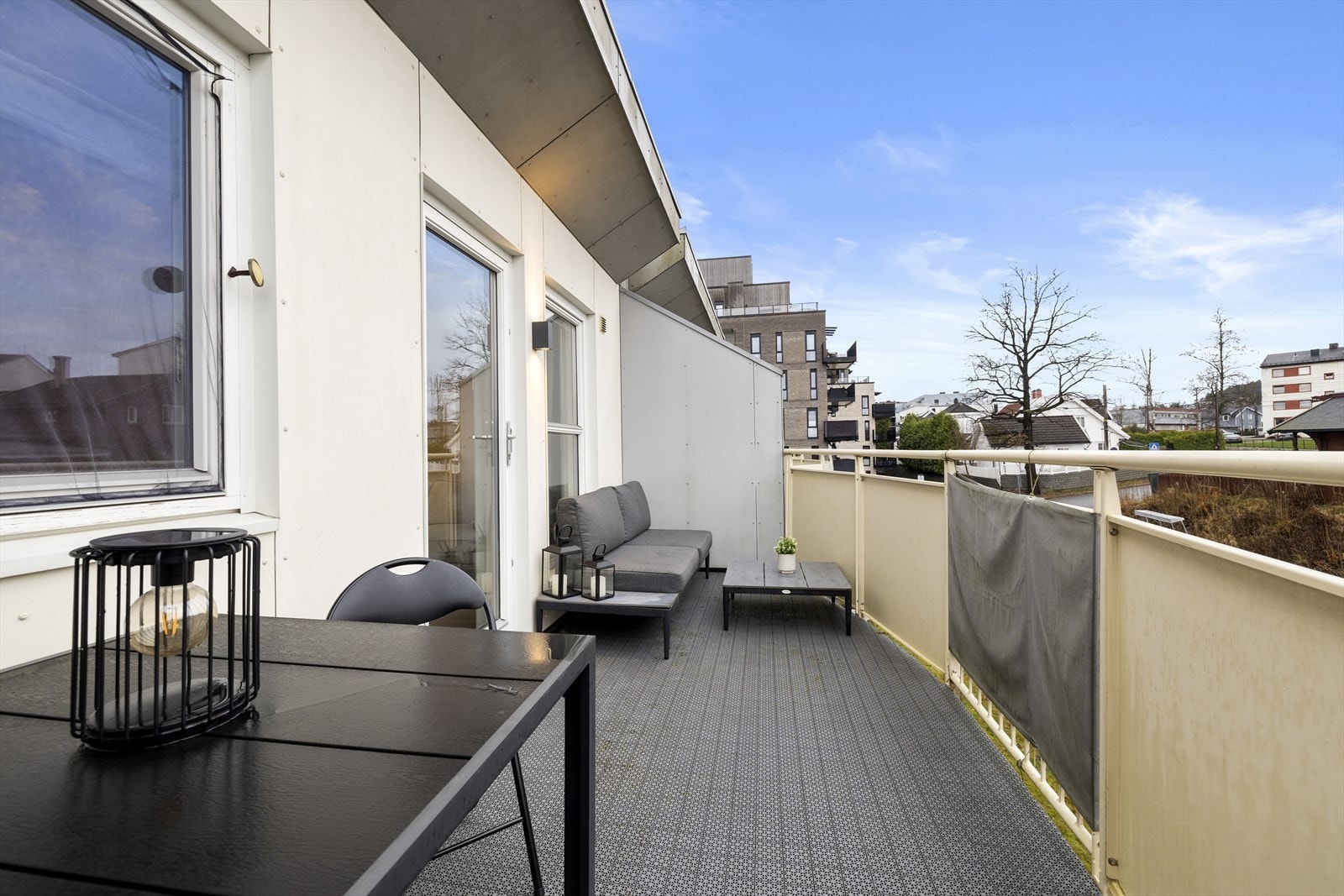 Fra stuen er det utgang til en stor og herlig balkong! Med hele 10 kvm til å boltre deg på kan du innrede med to sittegrupper, grill og beplantning etter ønske. Galleribilde