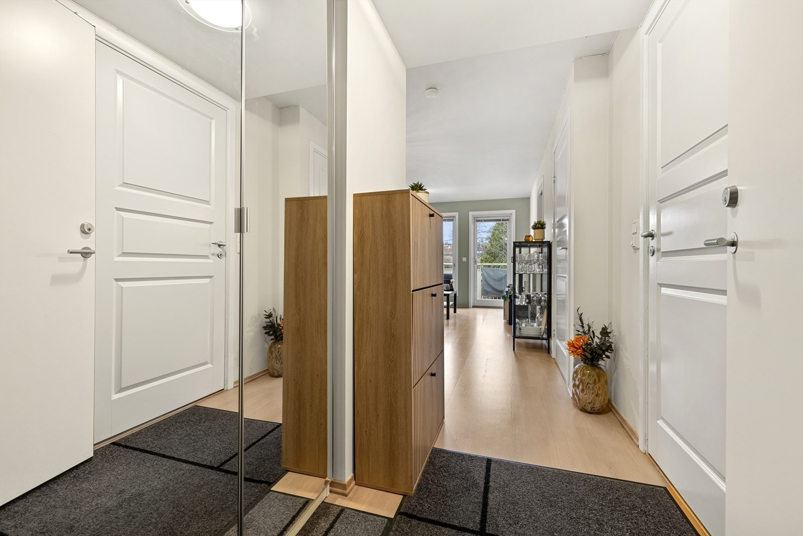 Her er det plass til både sko og yttertøy i et stort speilskap samt kommode. Galleribilde