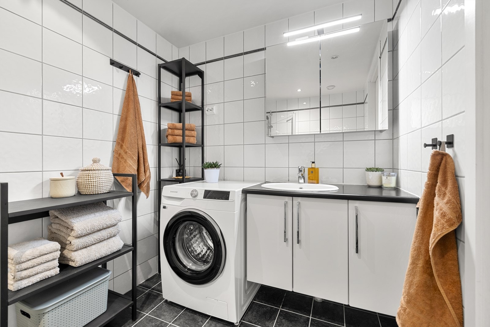 Badet er av god størrelse og har opplegg for vaskemaskin. Galleribilde