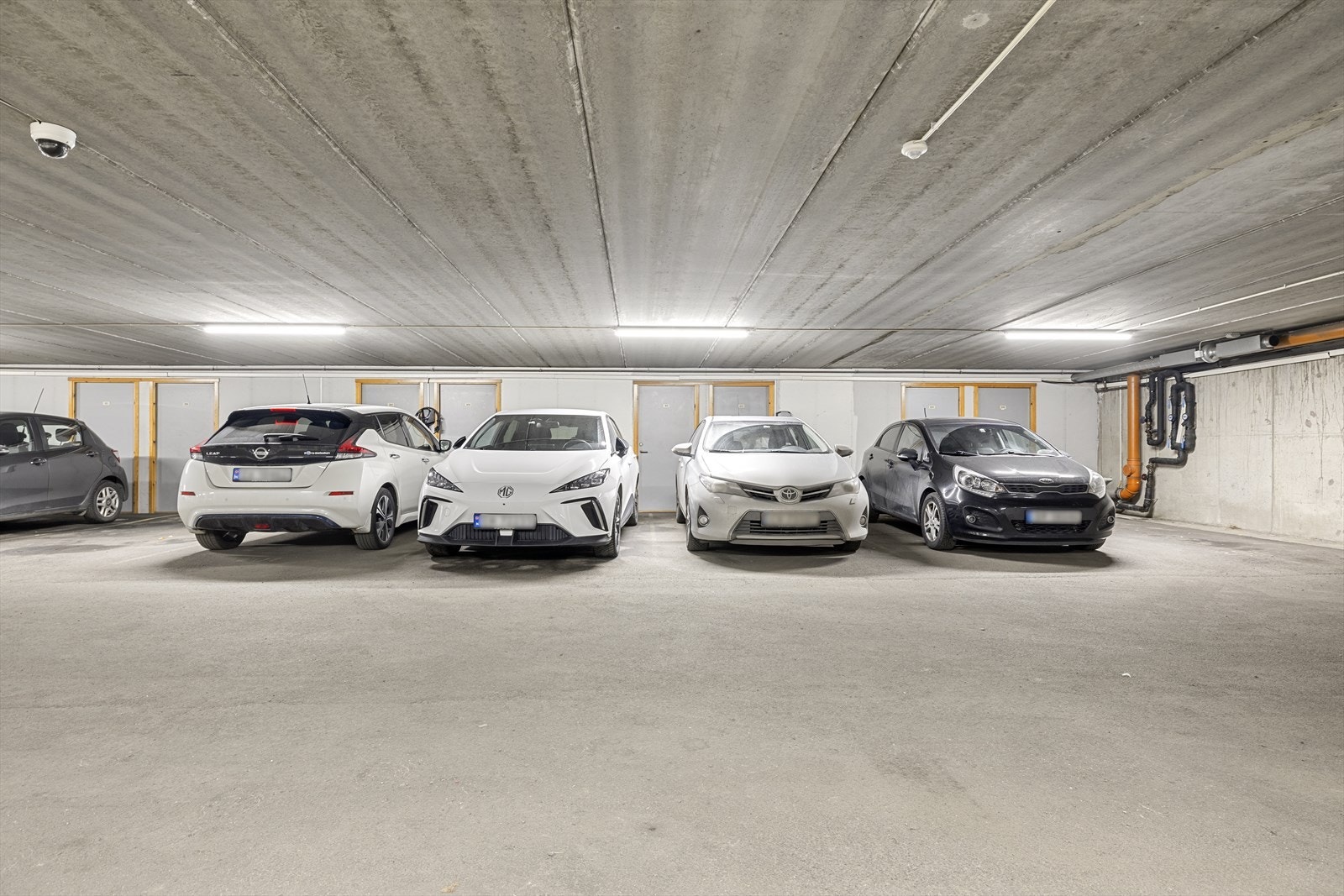 Garasjeplass i felles parkeringskjeller. Galleribilde