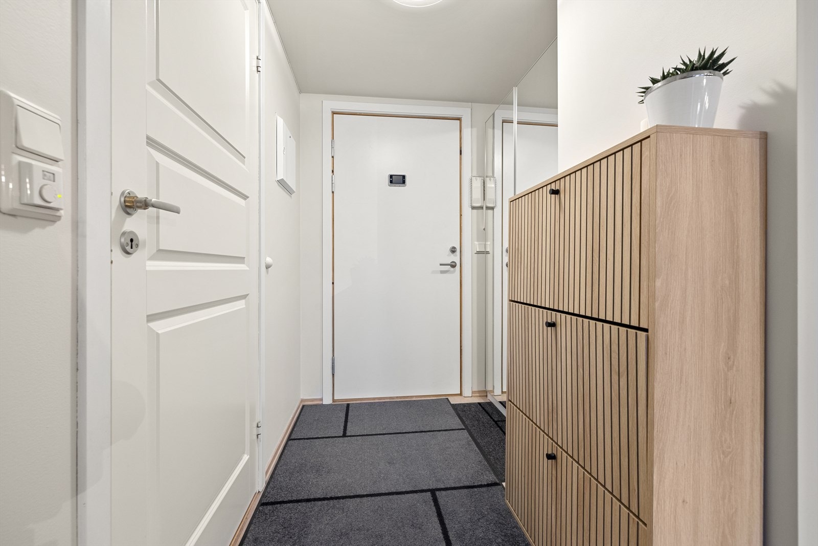 Romslig og innbydende entré med gode oppbevaringsmuligheter. Galleribilde