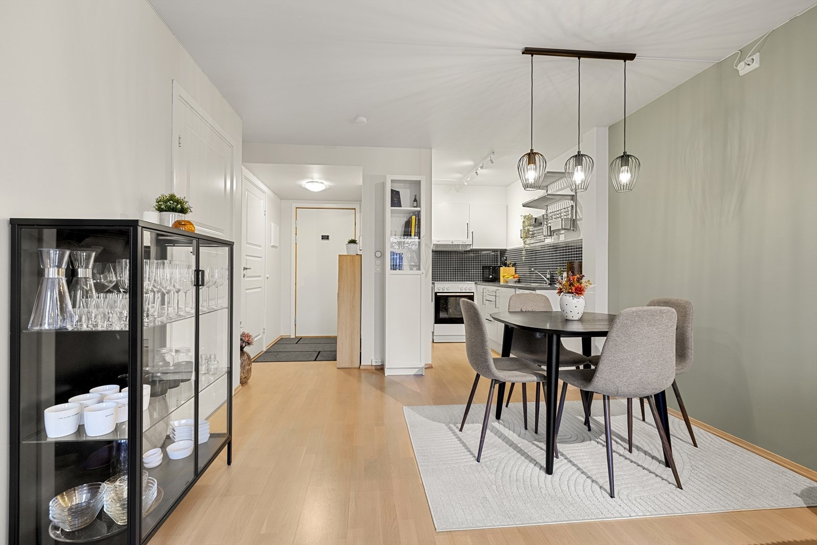 Rommet har en flott planløsning og gir plass til både sofagruppe med salongbord, samt spisegruppe. Galleribilde