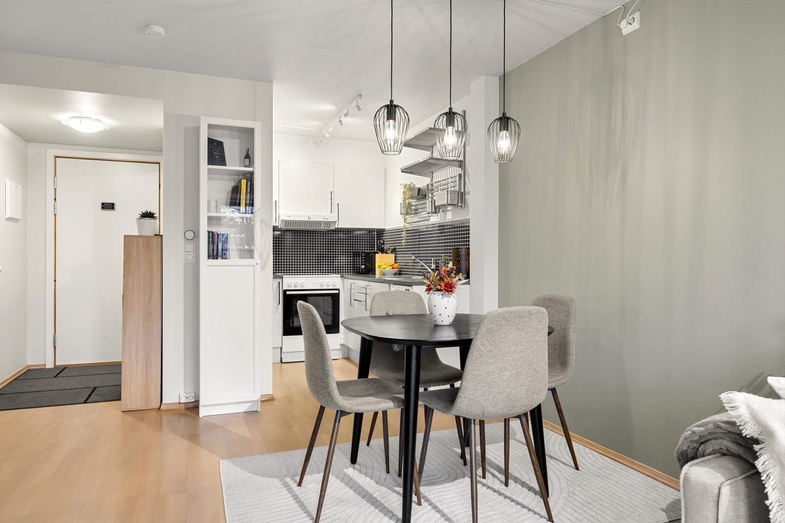 Stue og kjøkken ligger i åpen løsning og er et sosialt og luftig allrom. Galleribilde