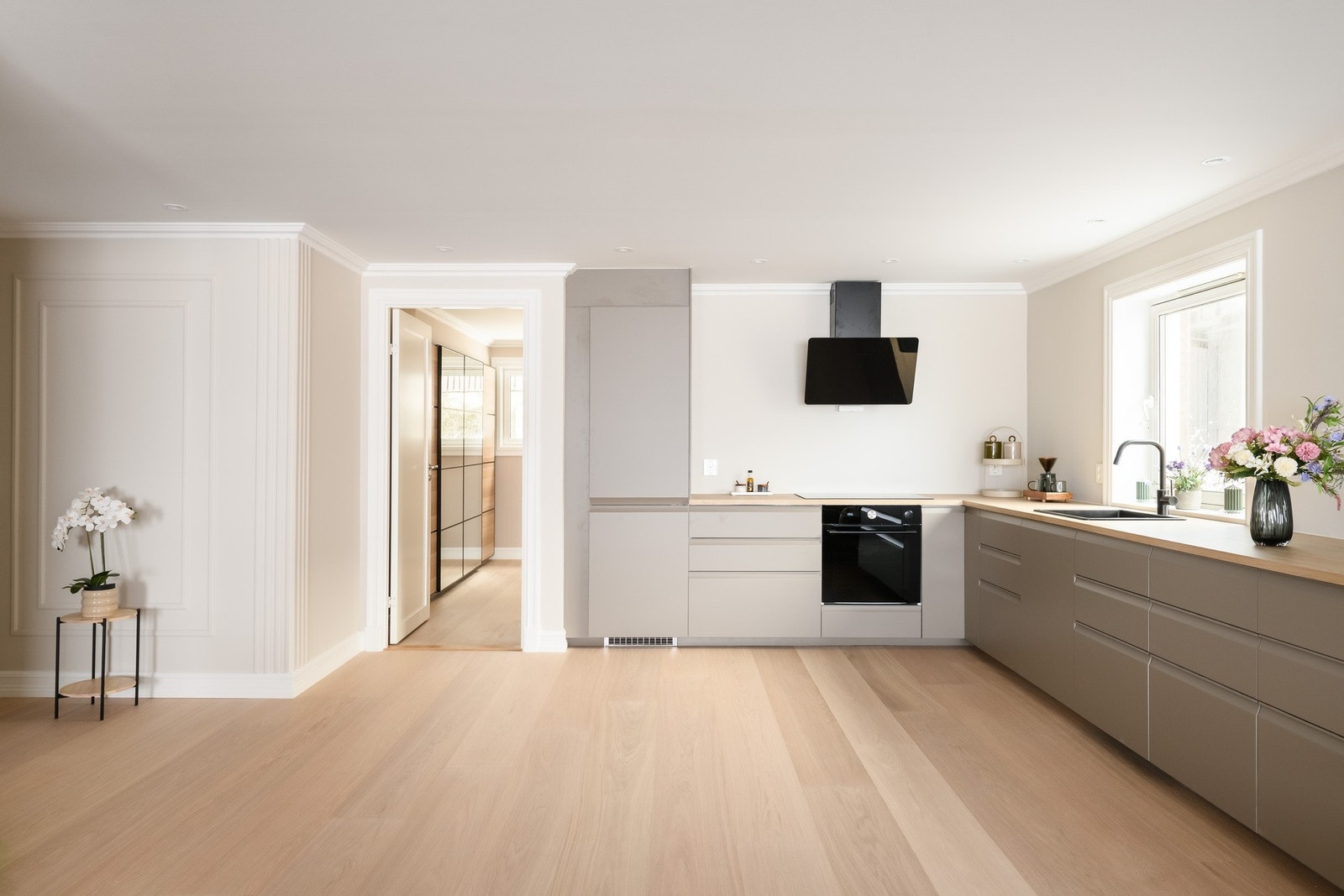 Kvalitetsmaterialer og tidløst uttrykk, et kjøkkenet du vil trives i. Galleribilde