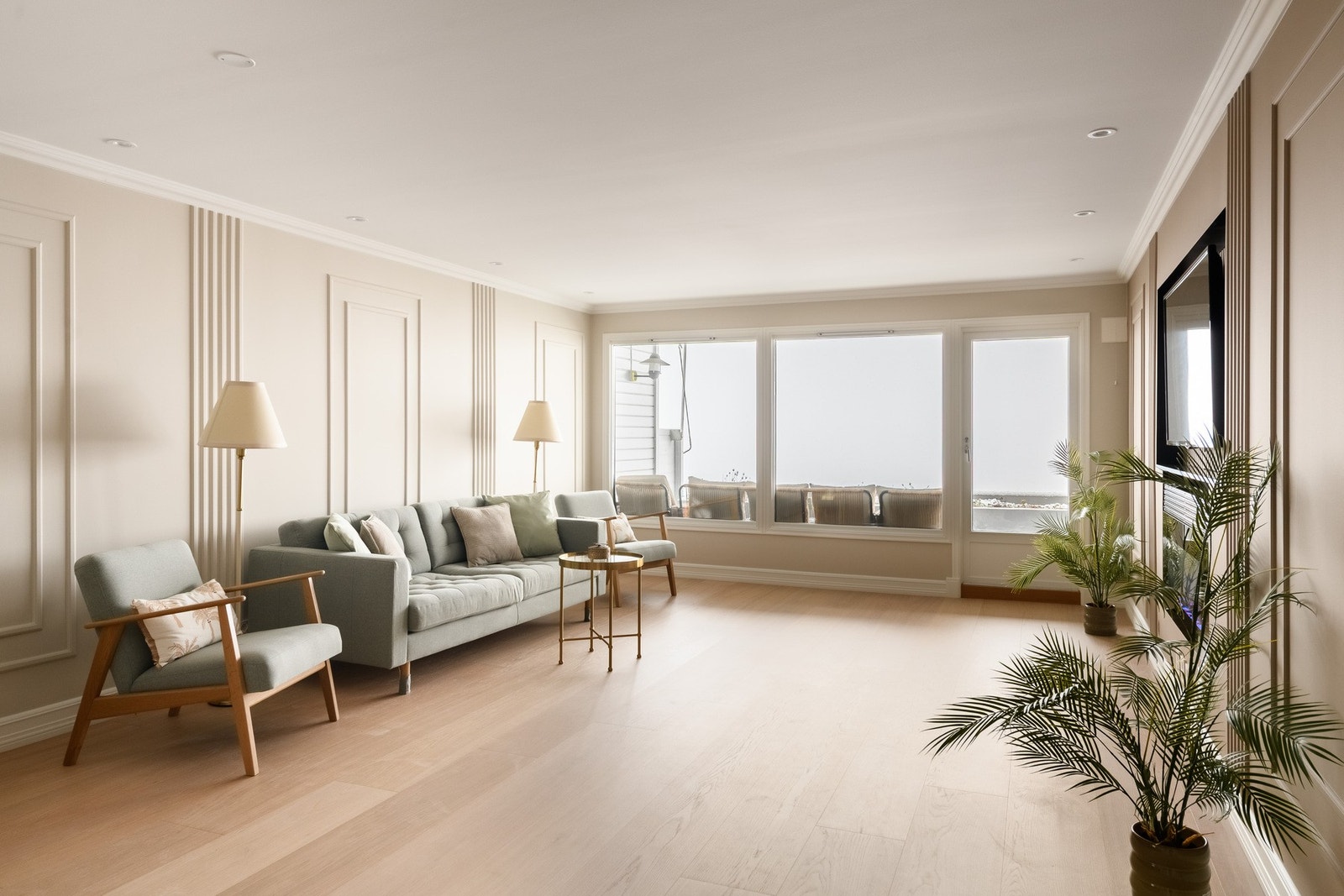 Med store vindusflater og utgang til vestvendt terrasse får man maksimalt med lys og utsikt. Galleribilde