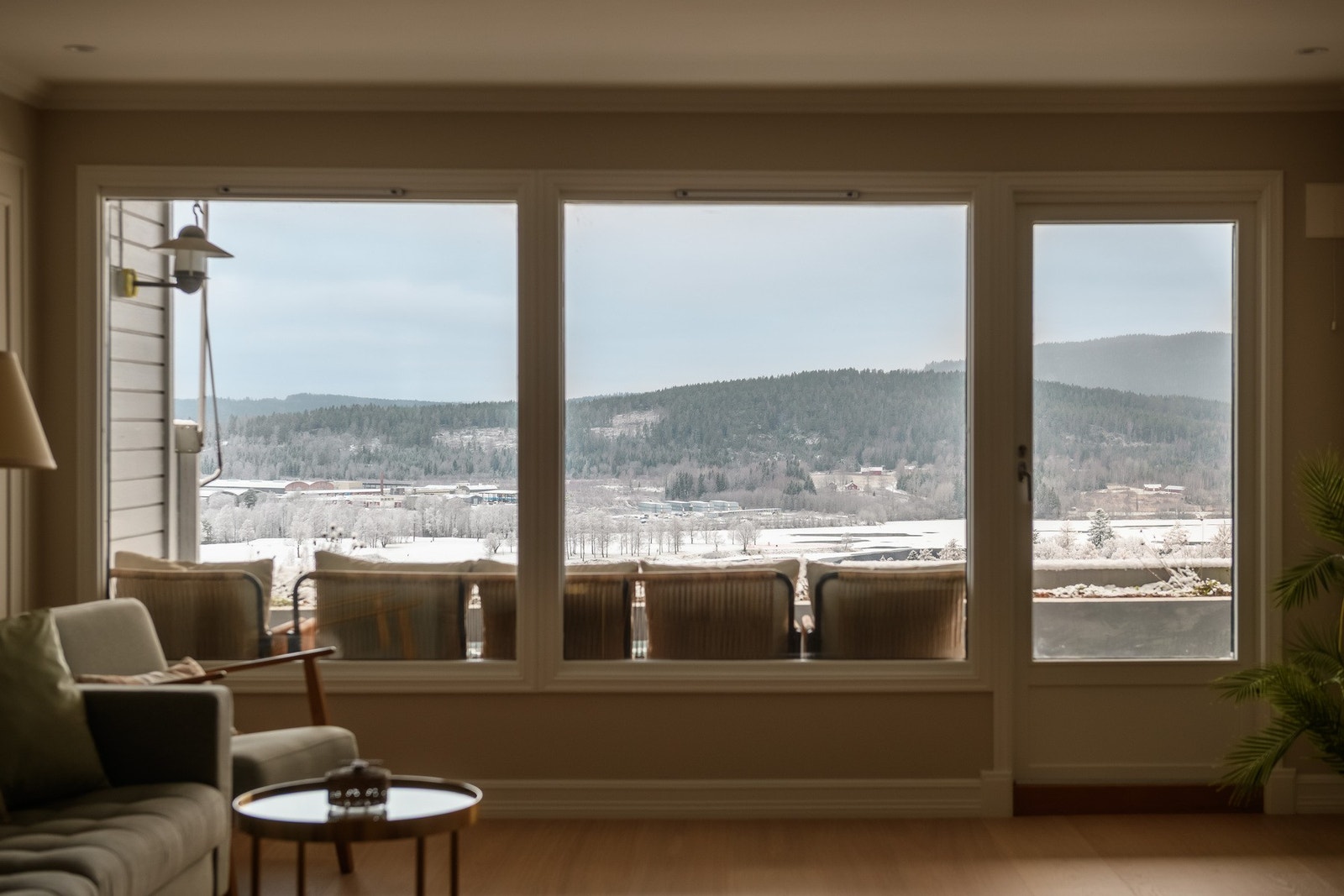 Åpen stue og balkongdør, samt terrasse som skaper en naturlig forlengelse av stuen. Galleribilde