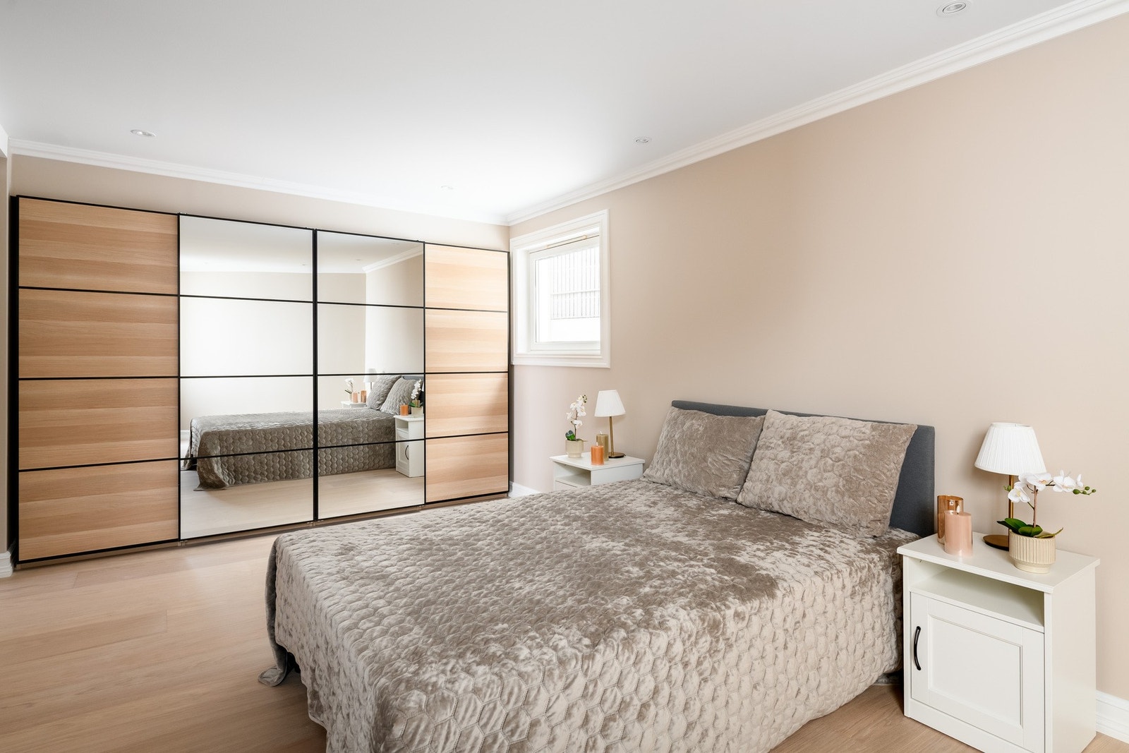 Lyst og romslig hovedsoverom med plass til stor seng og garderobe. Galleribilde