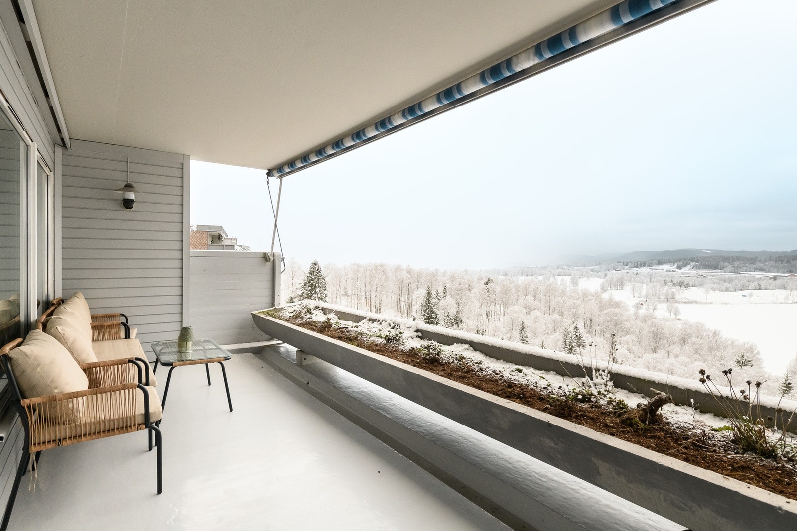 Romslig terrasse på ca. 12 m² gir god plass til både spisegruppe og loungemøbler. Galleribilde