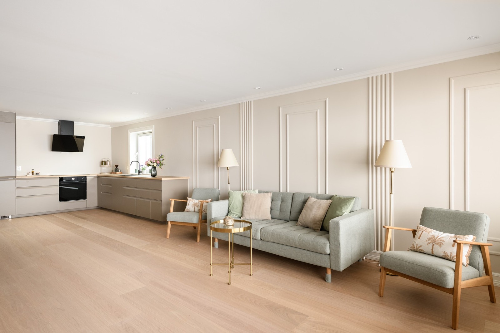 Lys og romslig stue med åpen kjøkkenløsning, perfekt for sosialt samvær. Galleribilde