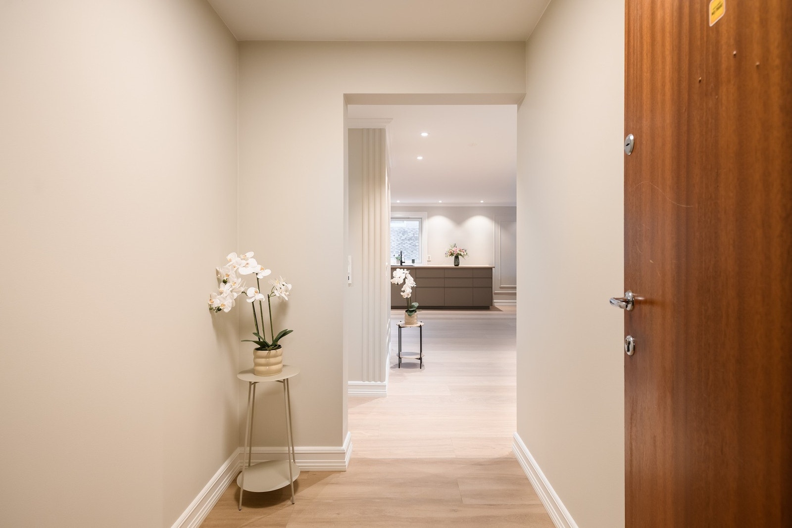 Moderne flater og gjennomført stil fra første steg inn. Galleribilde