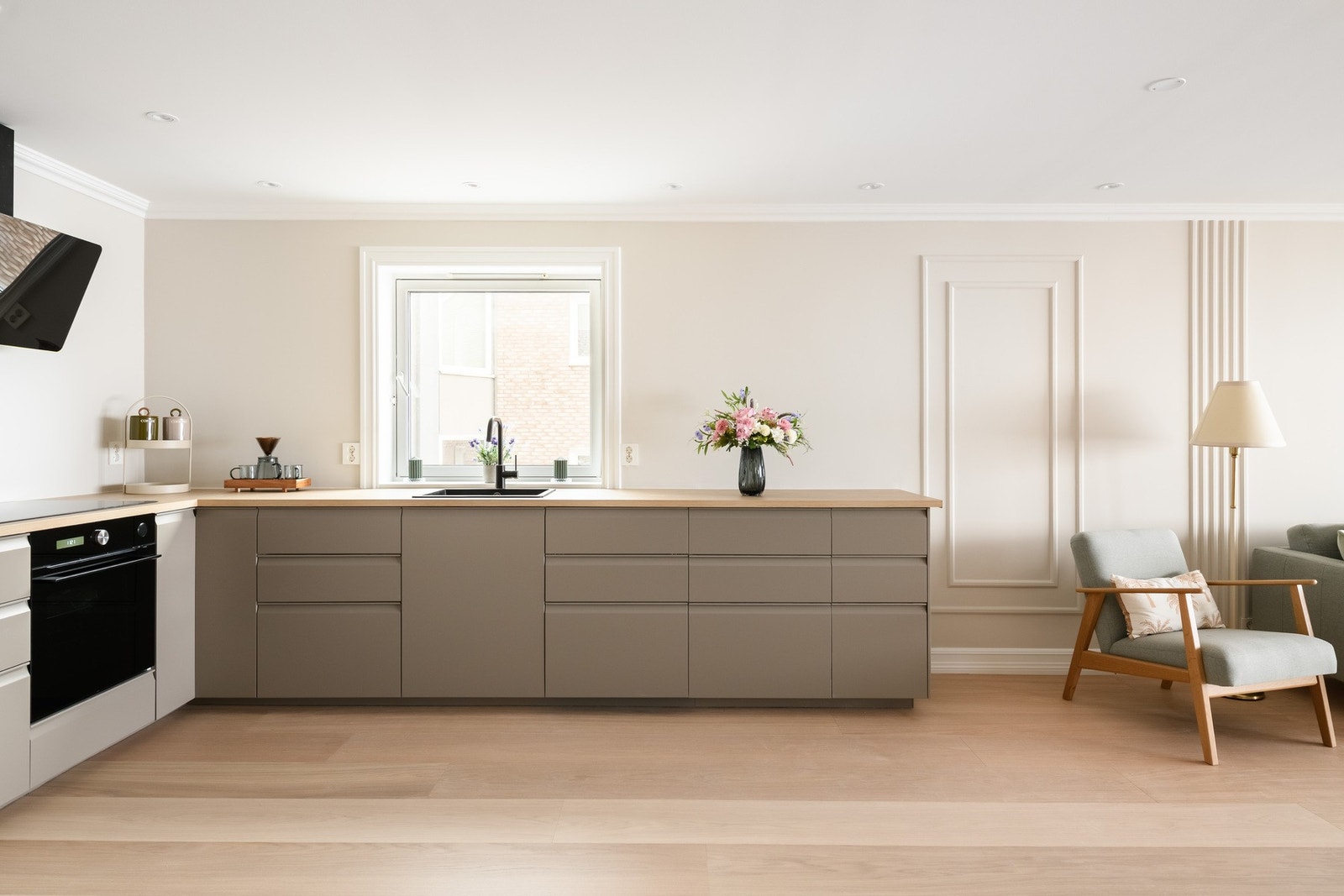 Åpen løsning mot stue gir sosial matlaging og god romfølelse. Galleribilde