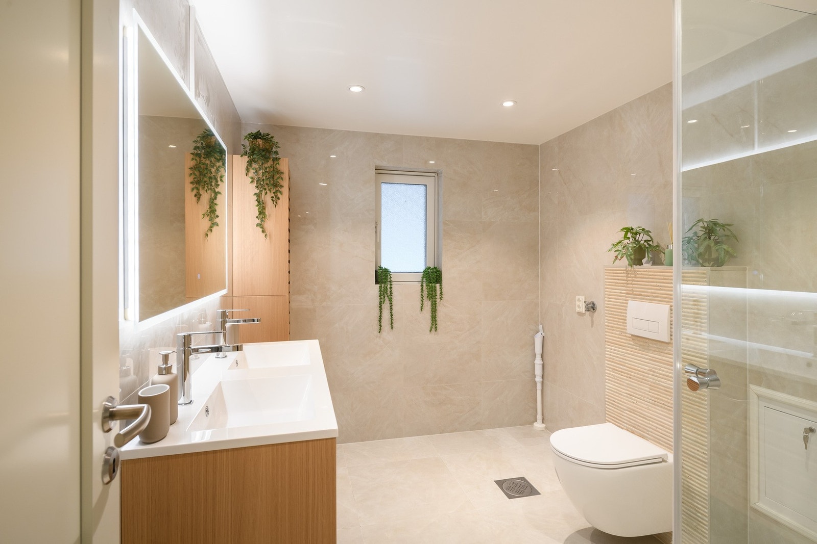 Oppgradert med dobbel servant, dusjløsning og opplegg for vaskemaskin. Galleribilde