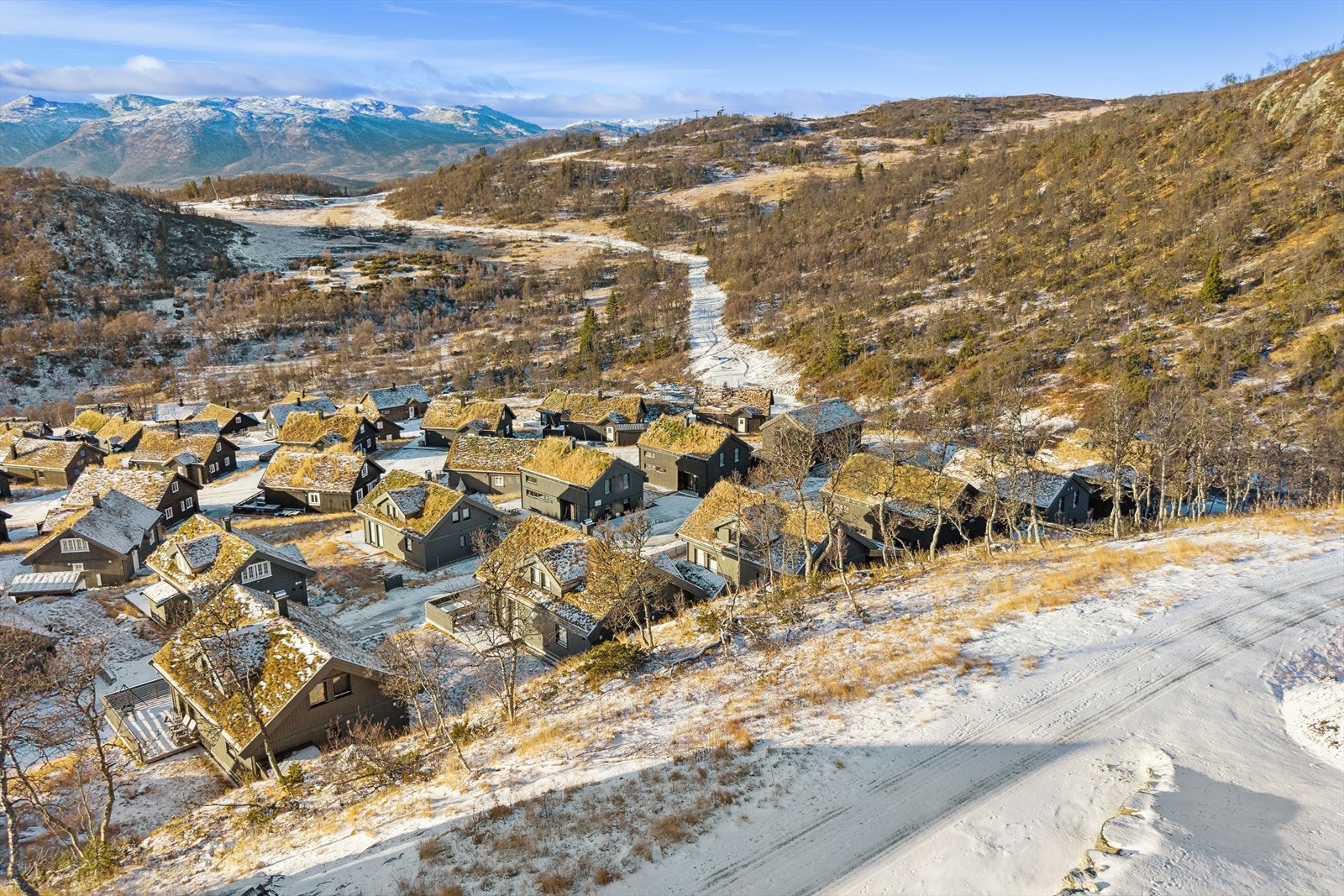 Bjønnehiet 6 og 8 ligger på om lag 1 024 meter over havet, og byr på panoramautsikt mot det majestetiske fjellandskapet Galleribilde