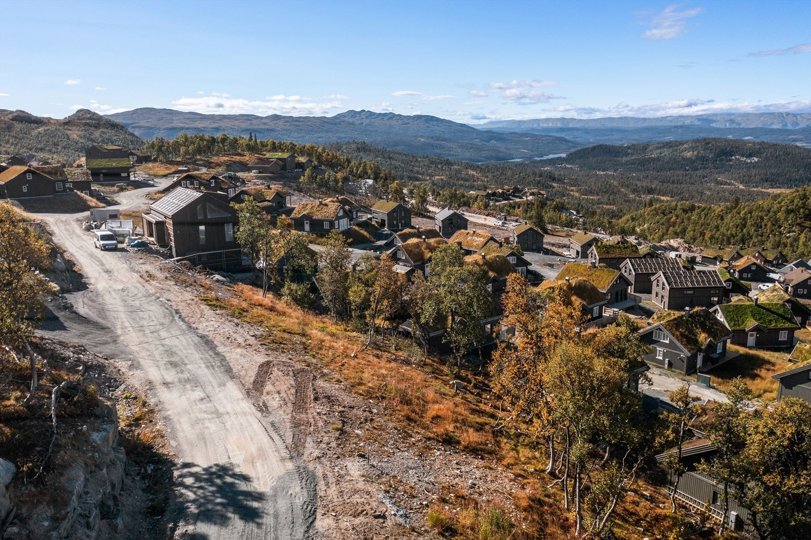 Det er helårsvei frem til tomtene, som brøytes og strøs etter behov Galleribilde