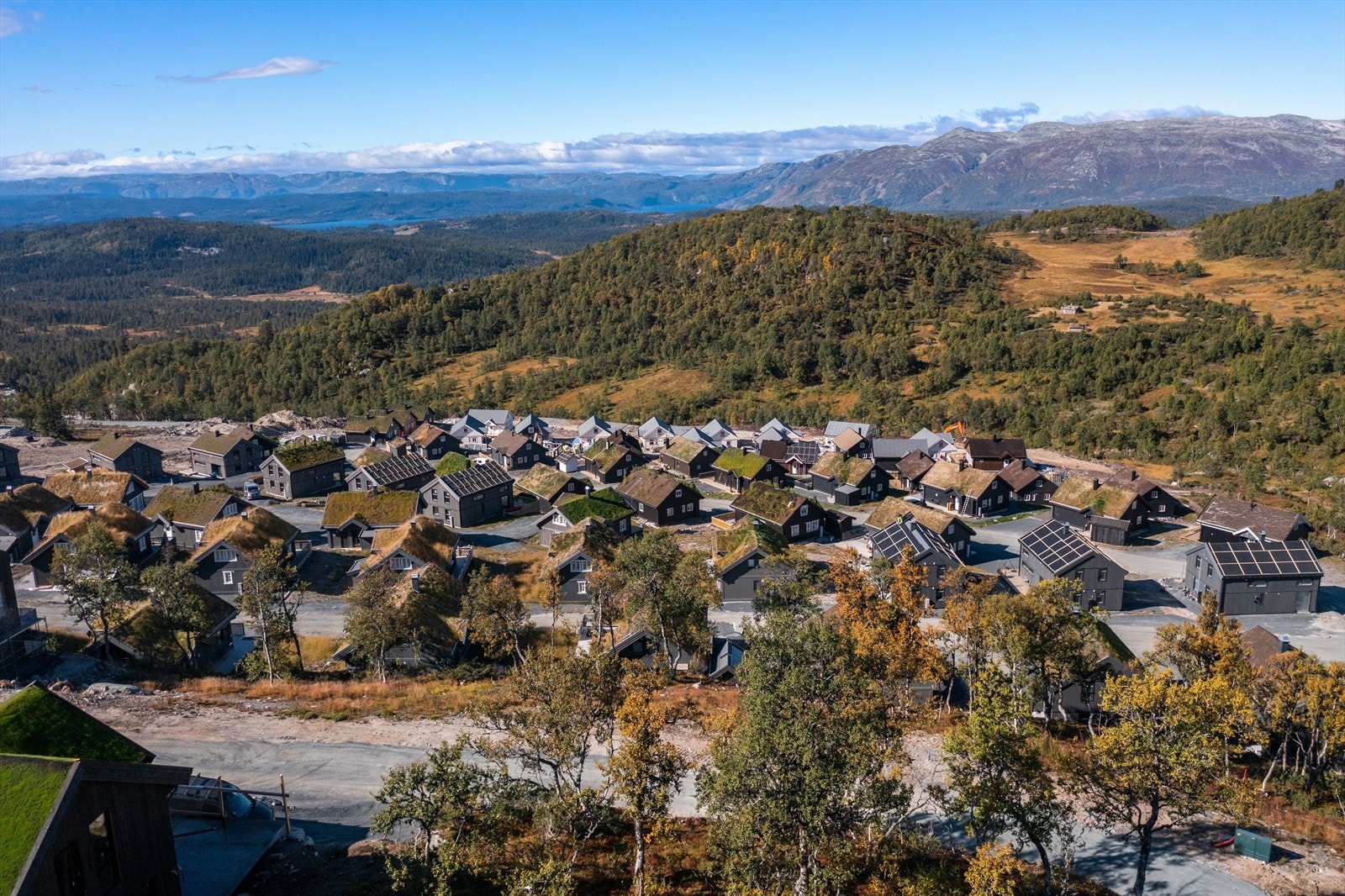 Tomtene ligger i et vakkert og storslått landskap på Rauland i Vinje kommune, et svært populært hytteområde med nærhet til idylliske Silkedalen Galleribilde