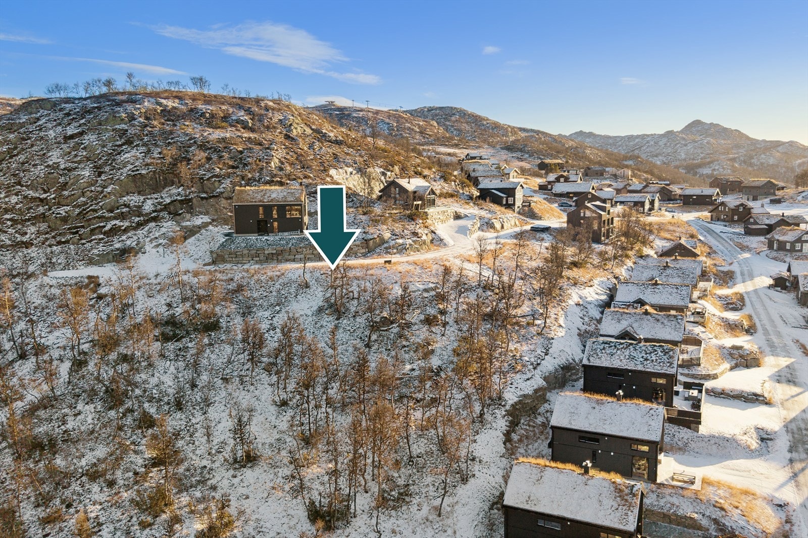 Tomtene ligger høyt i terrenget med kort avstand til idylliske Silkedalen Galleribilde